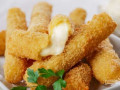 ЖАРЕННЫЙ СУЛУГУНИ С БРУСНИЧНЫМ СОУСОМ